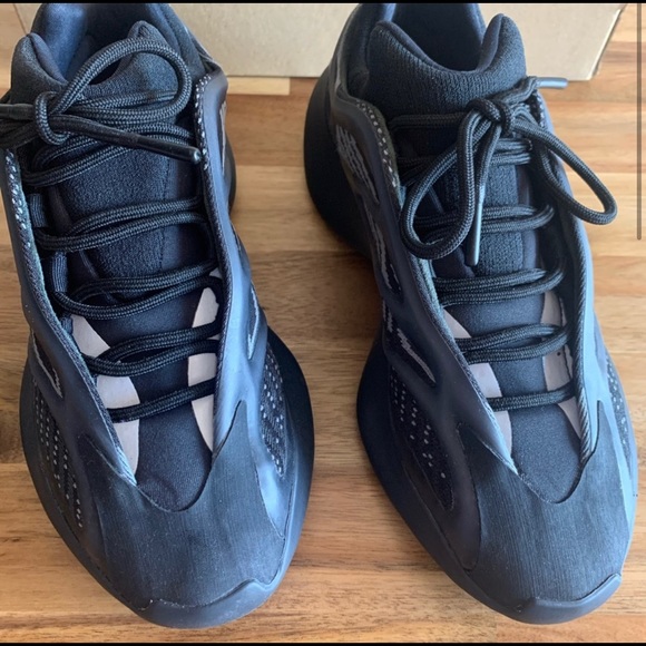 Yeezy 700 V3 - Picture 2 of 5